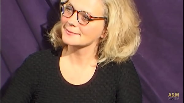 La mami caliente con el coño peludo, se folla a sus amigos.