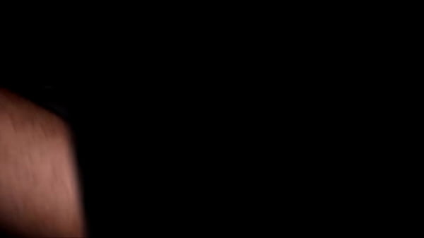 Hermanastra caliente aprende a montar una polla