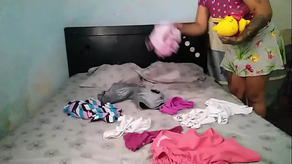 mi madrastra encuentra mis juguetes sexuales cuando esta organizando mi habitación y me propone utilizarlos con ella