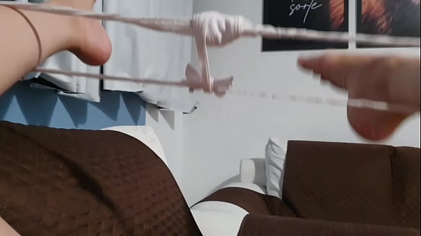 UM CHEIRO DE BUCETA COM PORRA QUE ESCORE PELA PERNA !!! SAFADA MASTURBANDO NO SOFÁ… MOLHADINHA