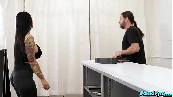Payton Preslee Sucks Big Black Gloryhole Cock