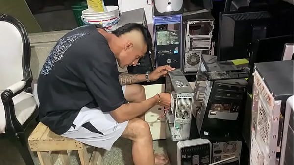 mando a arreglar mi tv y le pago al electricista con una buena mamada de polla