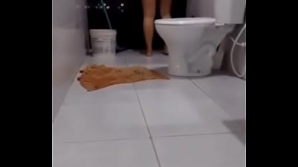 Mulher chega da rua cheia de porra e eu, de tão corno manso, gozo sem tocar