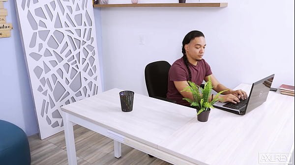 Mi secretaria es tan buena que recibe a mis inversionistas con sexo